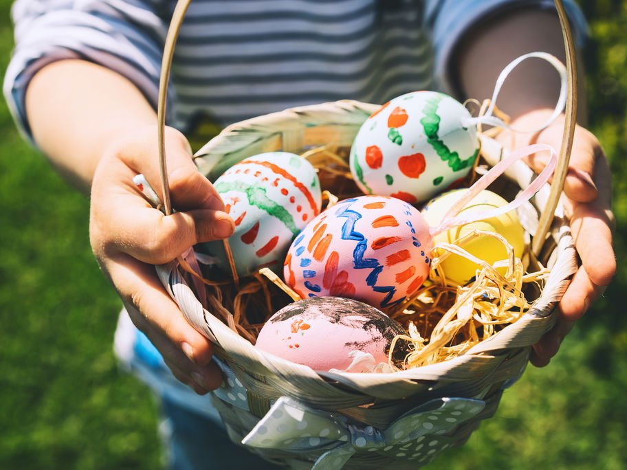 Osterkörbchen mit Kindern basteln: So einfach geht's!