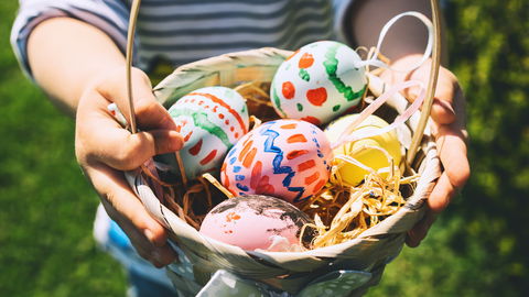 Osterkörbchen mit Kindern basteln: So einfach geht's!