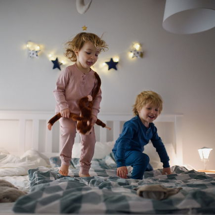"Warum meine Kinder abends vorm Einschlafen wild durchs Bett toben dürfen ..."