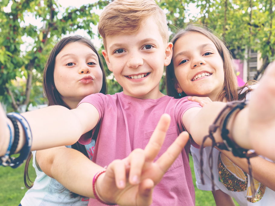 Je älter Kinder werden, desto mehr lösen Freunde die Familie ab.