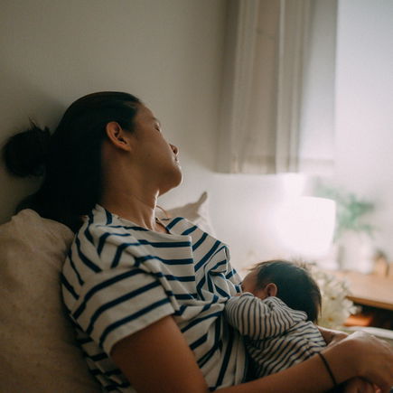 Wenn das Baby ständig trinken will: Tipps gegen endloses Clusterfeeding