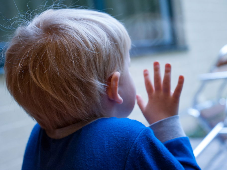 Der Worst-Case: Das Kind ist alleine im Haus oder der Wohnung, die Mutter hilflos vor der verschlossenen Tür.