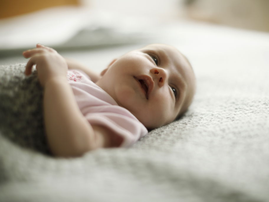 Ein kleines Baby, das guckt.