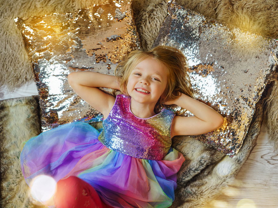 Kind im Glitzerkleid