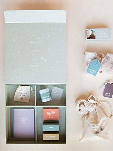Eine Baby-Erinnerungsbox mit vielen verschiedenen Umschlägen und Beuteln.