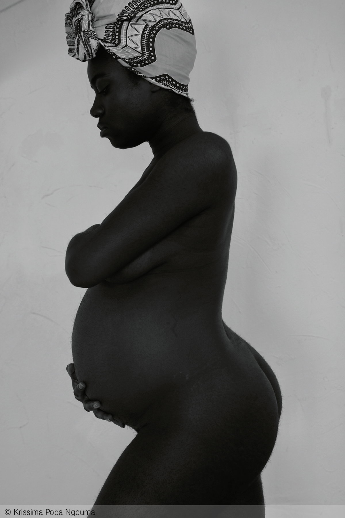 Die Silhouette einer nackten schwangeren Frau