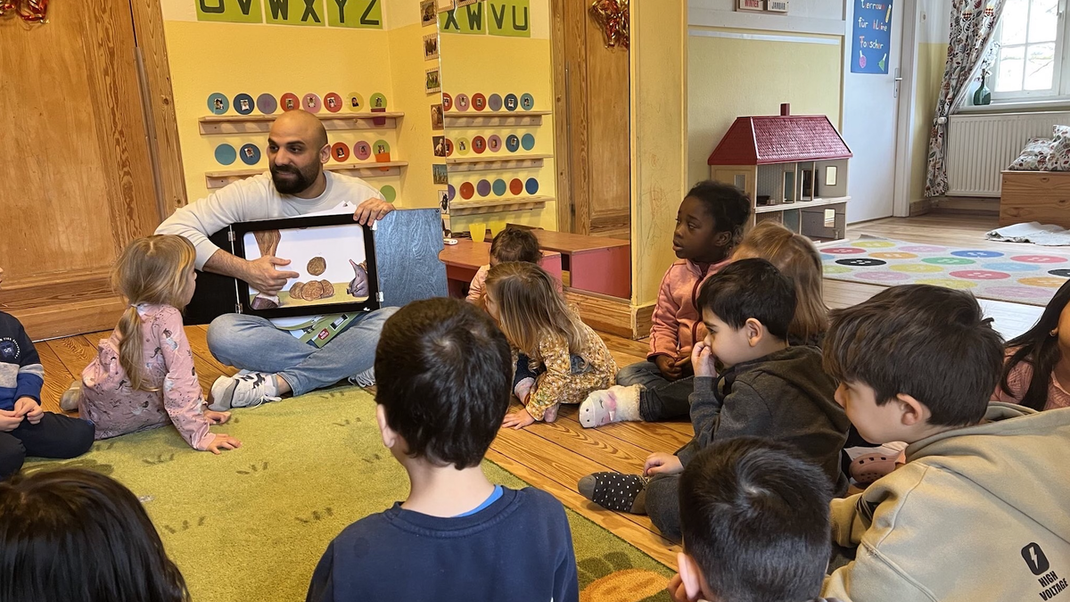 Khaled genießt die alltägliche Arbeit mit den Kindern.