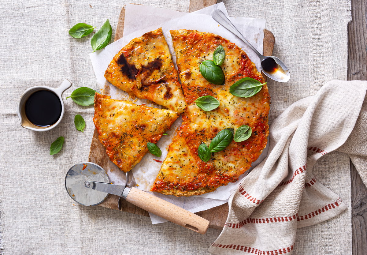 Kartoffelpizza mit Basilikumblättchen