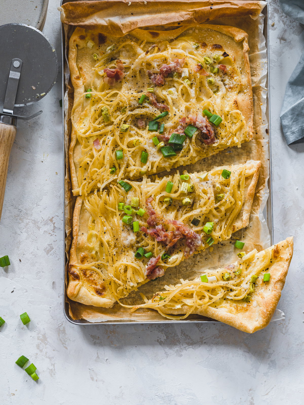 Pizza mit Spaghetti, Speck und Frühlingszwiebeln