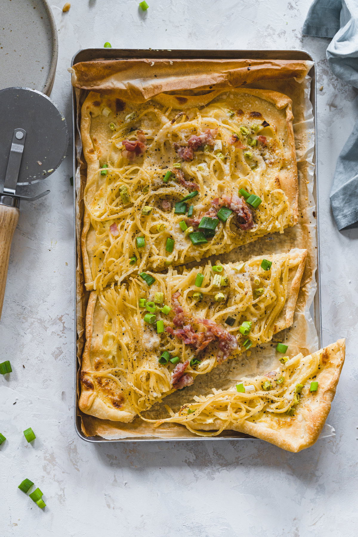 Pizza mit Spaghetti, Speck und Frühlingszwiebeln