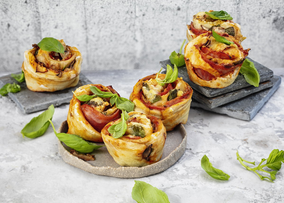 Pizza-Muffins mit Basilikum-Deko