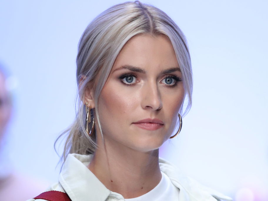 Lena Gercke guckt ernst
