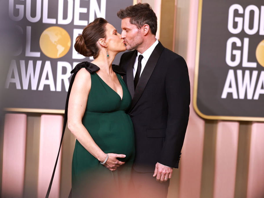 Die schwangere Hilary Swank und ihr Mann Philip Schneider küssen sich.