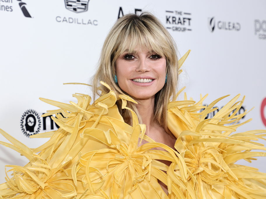 Heidi Klum in gelbem Feder-Kleid