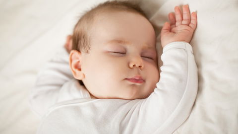 9 Tipps, wie ihr euer Baby – ohne Stress – ins Bett bringen könnt