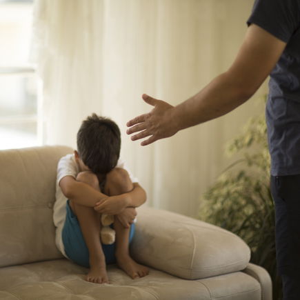 Wie Eltern ohne Drohungen trotzdem Grenzen setzen können