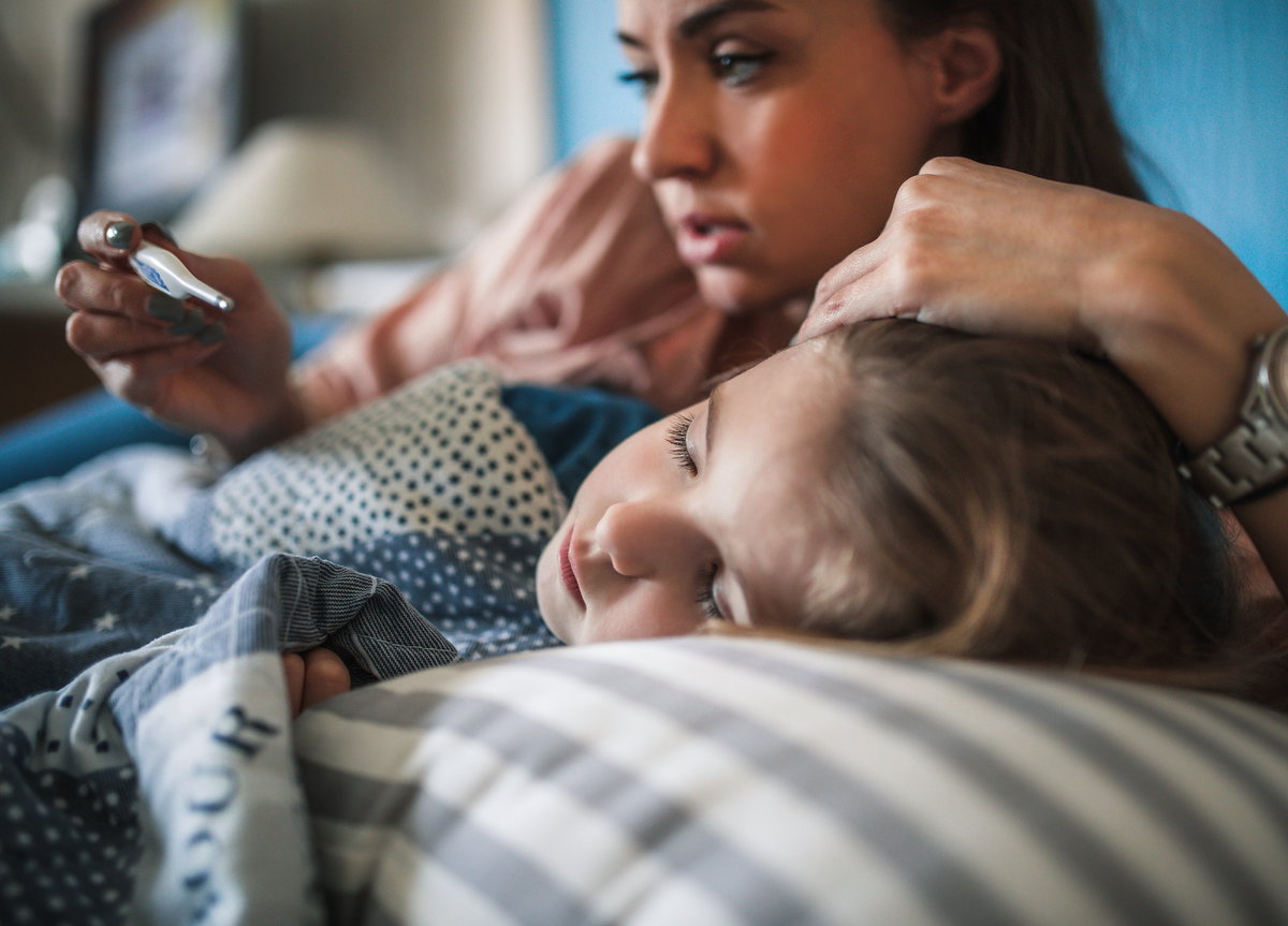 Mutter misst Fieber bei ihrer Tochter