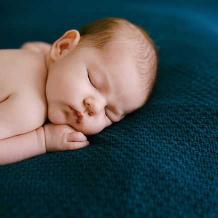 Was tun, wenn sich das Baby im Schlaf auf den Bauch dreht?