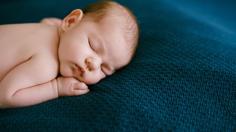 Was tun, wenn sich das Baby im Schlaf auf den Bauch dreht?