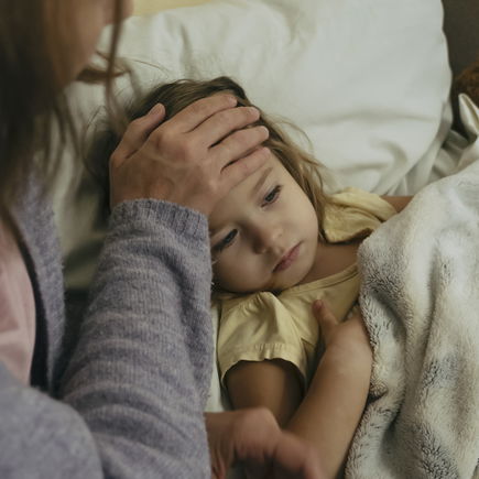 Kinderarzt erklärt: An diesen 5 Viren erkranken aktuell die meisten Kinder und so erkennt ihr sie