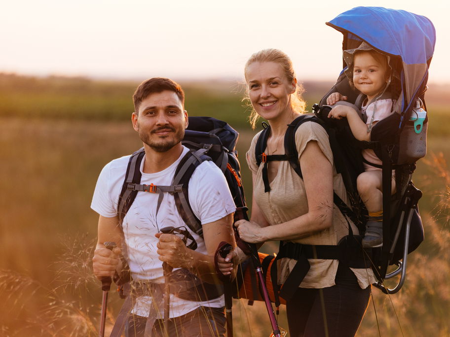 Familie beim Wandern mit der Kraxe