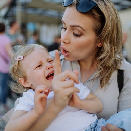 Genervt vom Kind und kurz vorm Losbrüllen? SO löst du es besser, Mama!