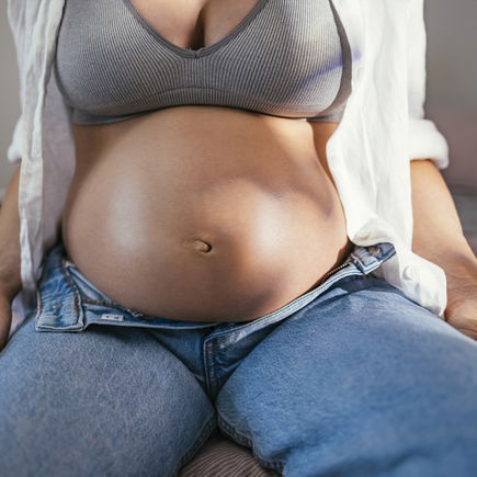 Mit diesem Trick könnt ihr eure Lieblingsjeans in der Schwangerschaft weitertragen