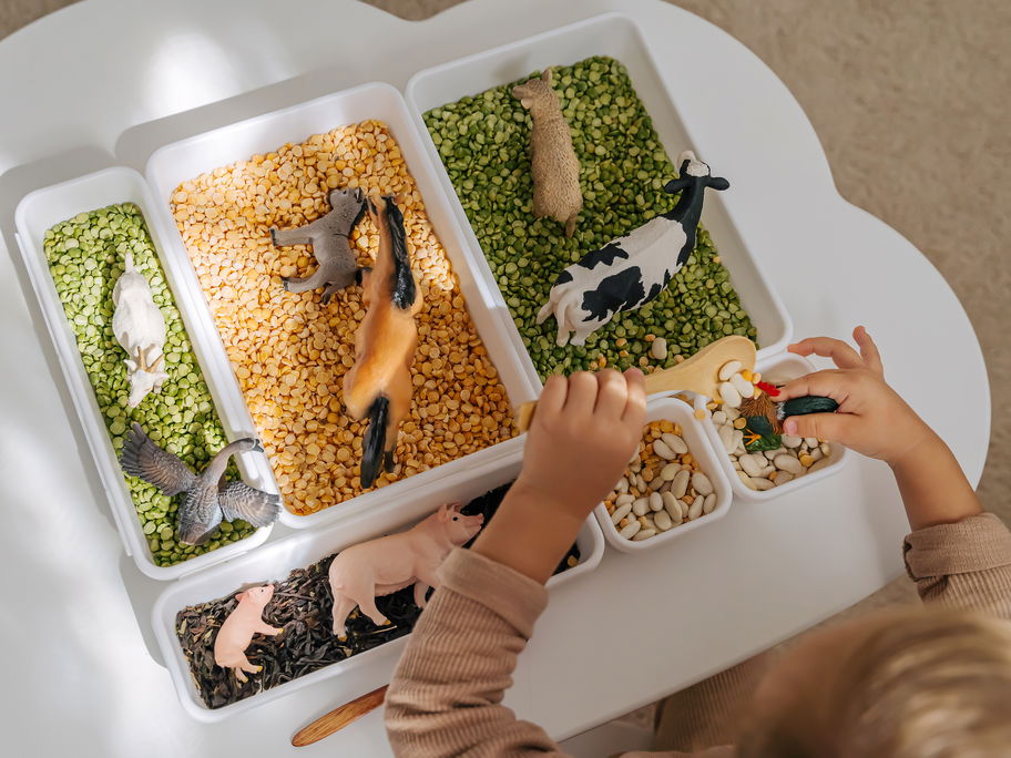 Kind spielt mit Sensory Play Box