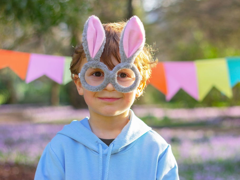 Ein kleiner Junge mit einer Osterhasen-Brille.