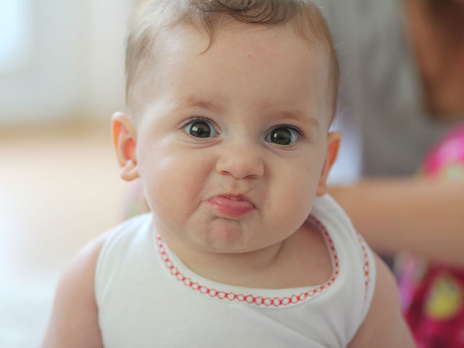 Baby guckt lustig.