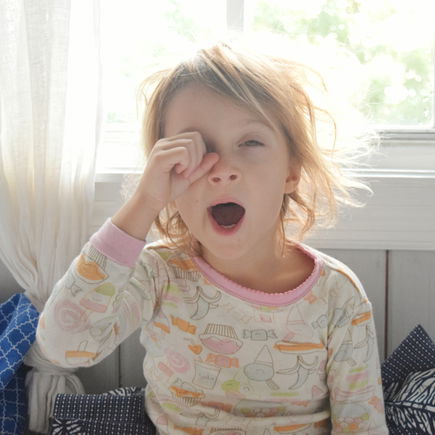 Warum ihr eure Kinder trotz Zeitumstellung nicht länger schlafen lassen solltet