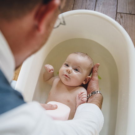 Wie oft sollten Eltern am besten ihr Baby baden?