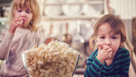 Erschreckend: So gefährlich ist Popcorn für Kleinkinder!