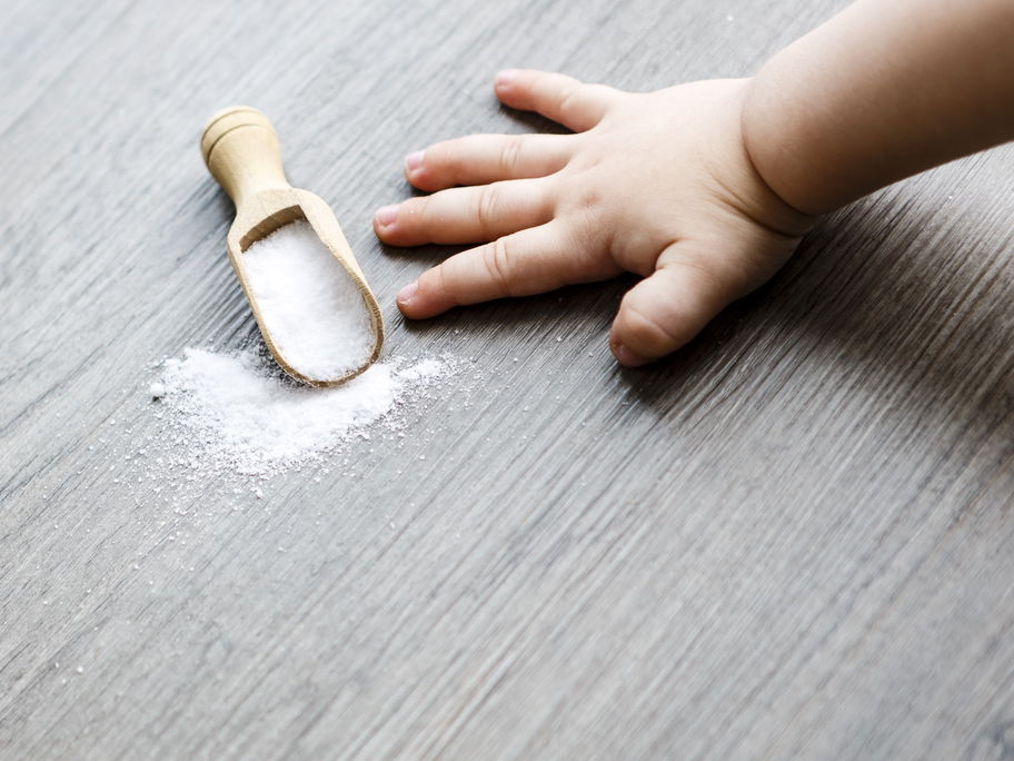 Babyhand greift nach Salz