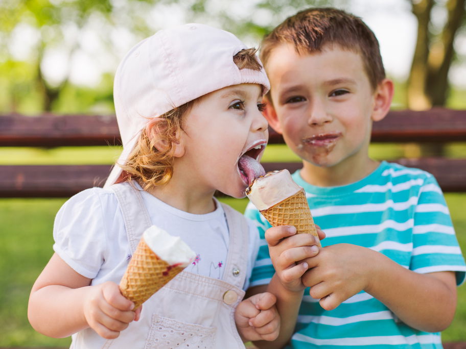 Zwei Kinder essen Eis