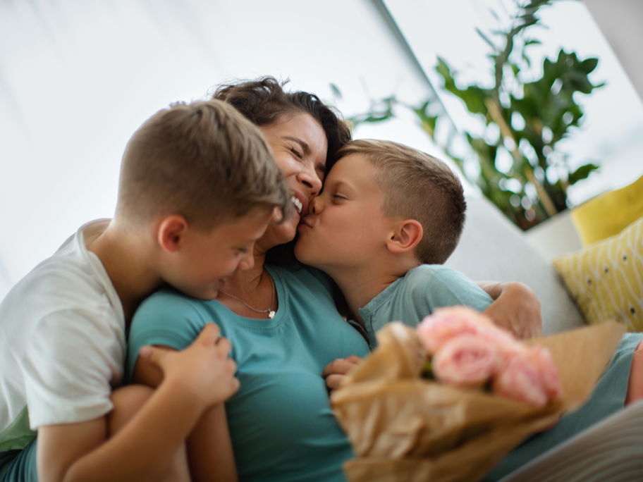 Zwei Jungs gratulieren ihrer Mama zum Muttertag