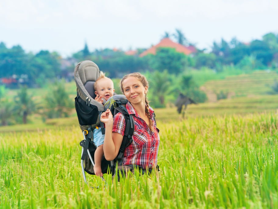 Eine Kraxe ist perfekt zum Wandern.