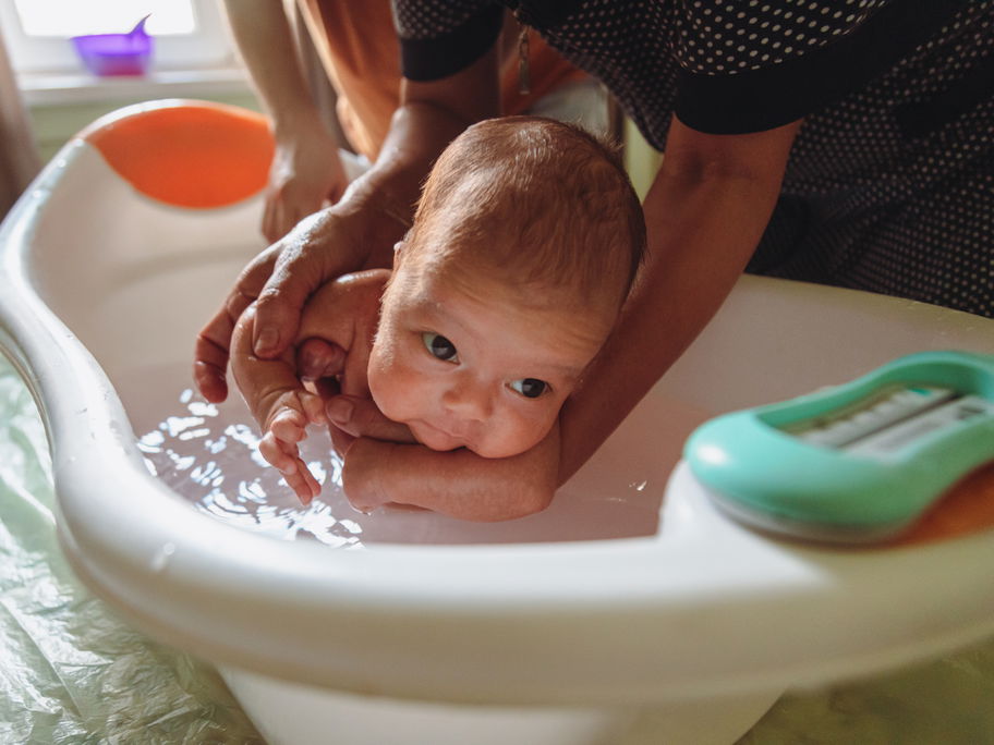 Kleiner Säugling wird gebadet