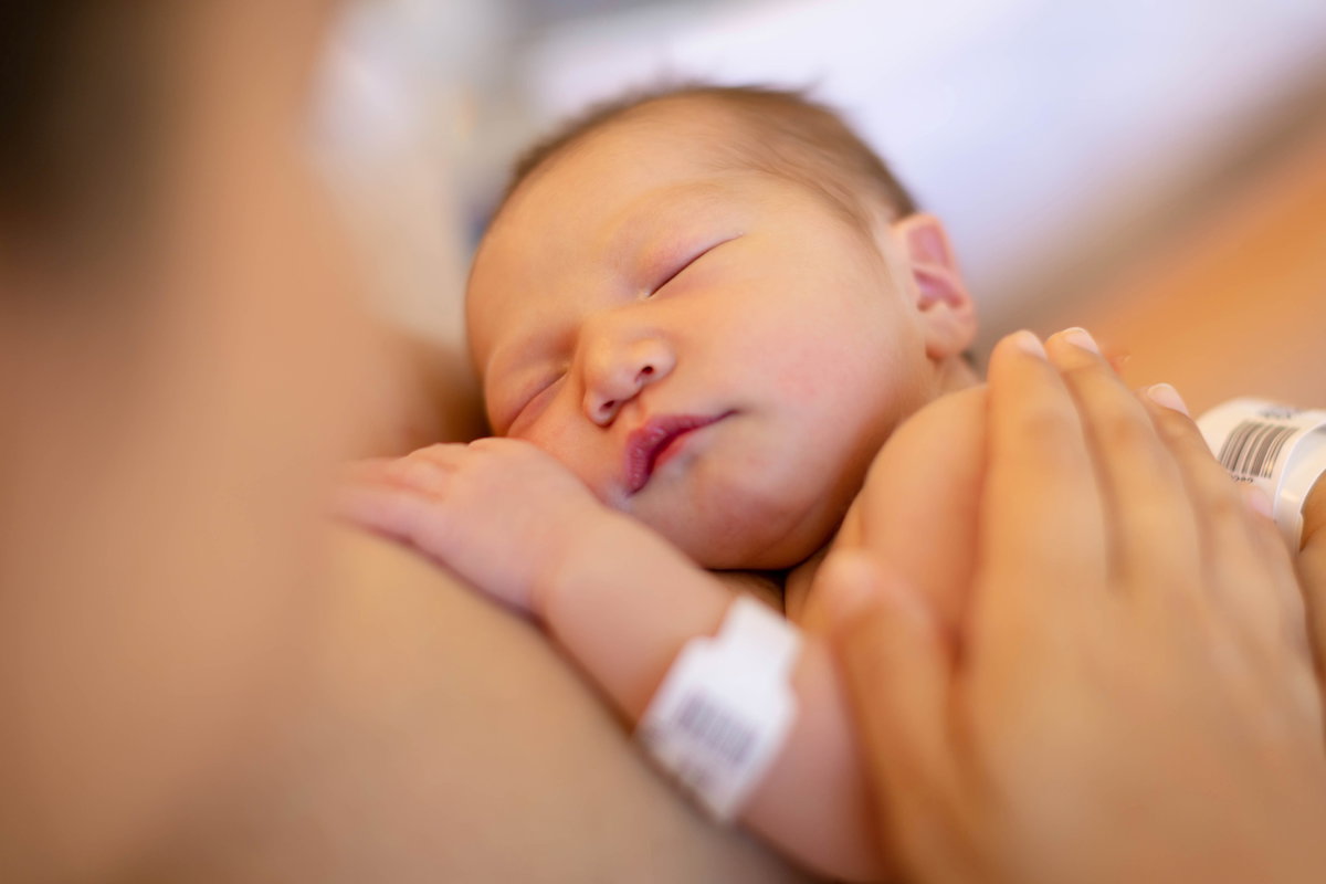 Bonding: Neugeborenes liegt auf der Mutter