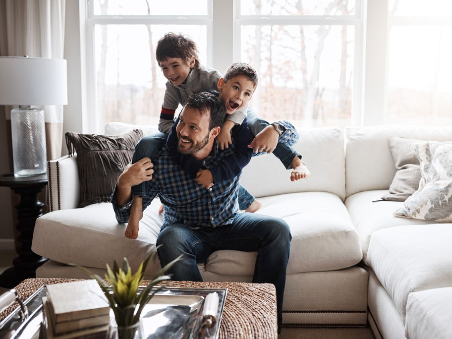 Vater tobt mit zwei Kindern
