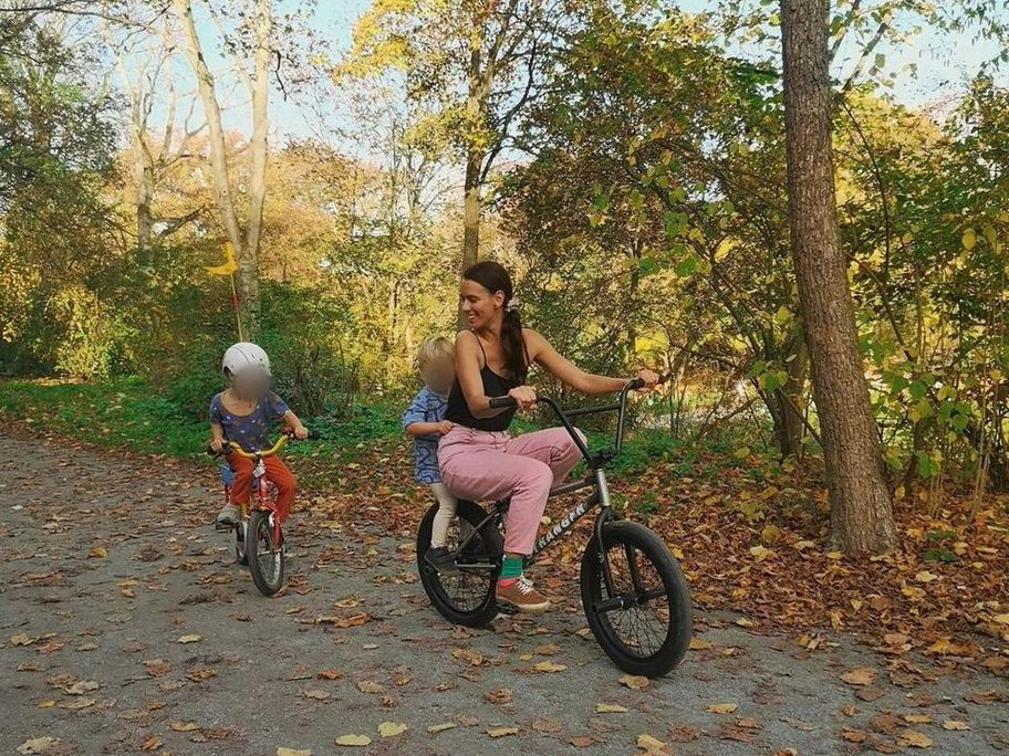 Jakara und ihre beiden Söhne beim Fahrradfahren