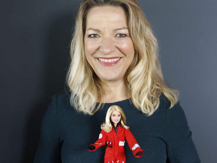Prof. Antje Boetius mit ihrer Barbie