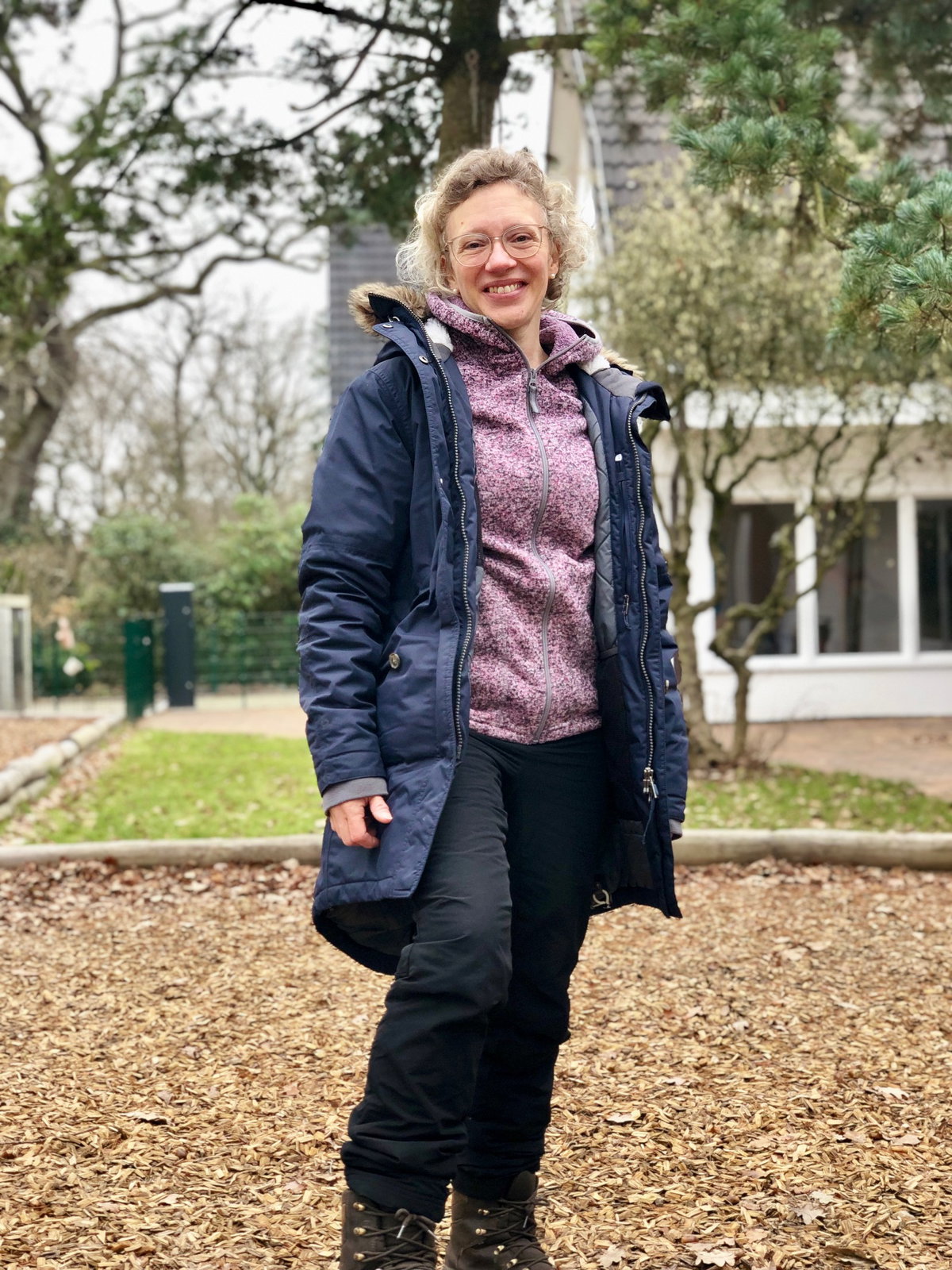 Eine Frau mit warmer Winterkleidung draußen