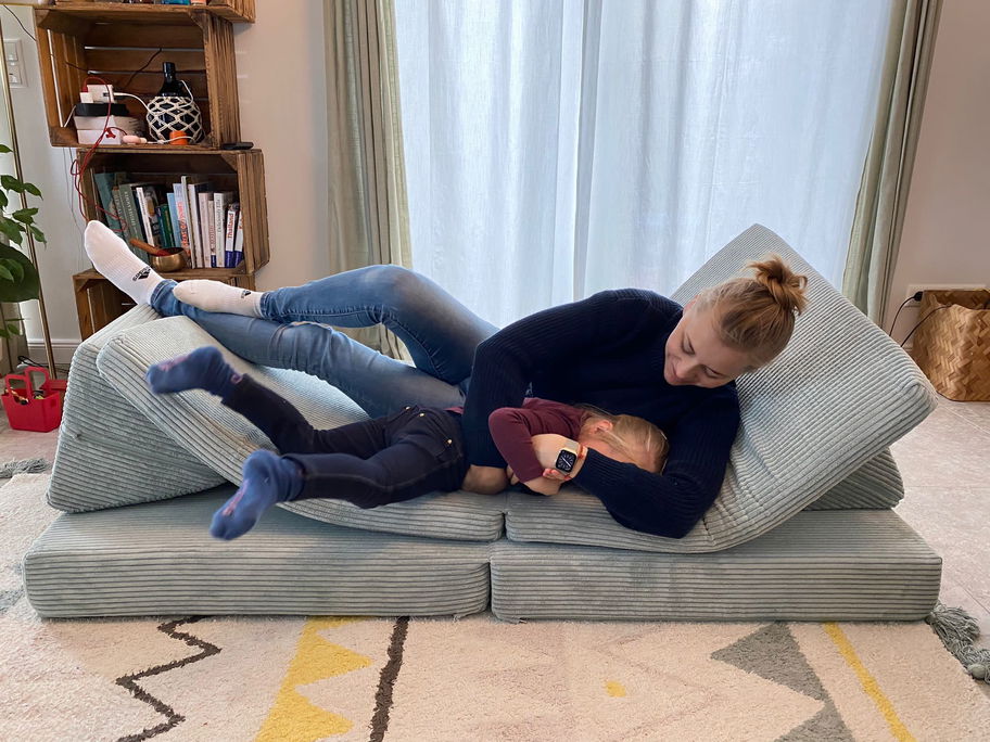 Mutter und Tochter auf dem Spielsofa