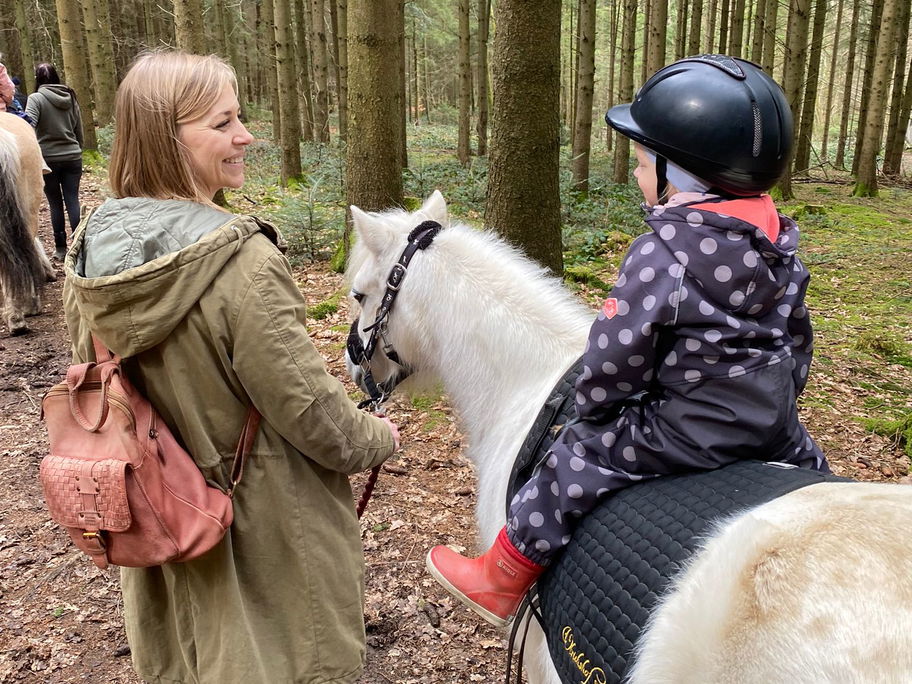 Mutter und Tochter beim Ponyreiten im Bayerischen Wald