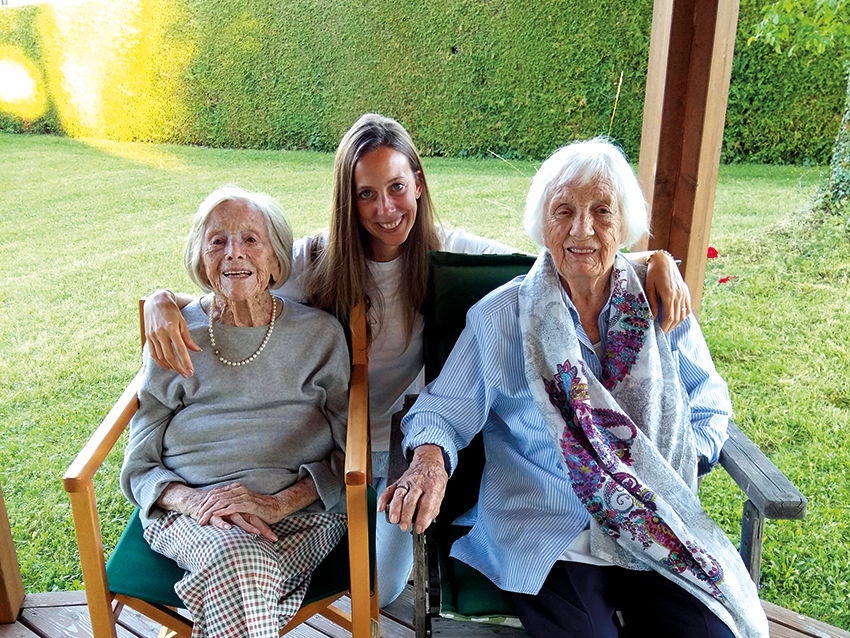 Oma Maria und Oma Mia mit Enkelin Anja.