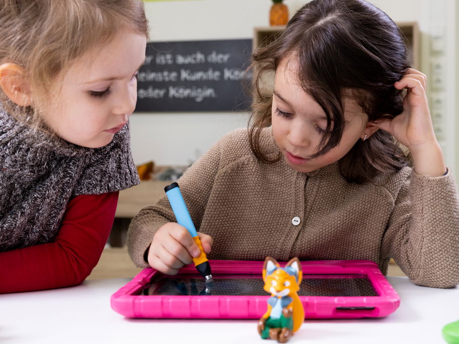 Zwei Mädchen spielen am Tablet mit der Edurino-Lernapp