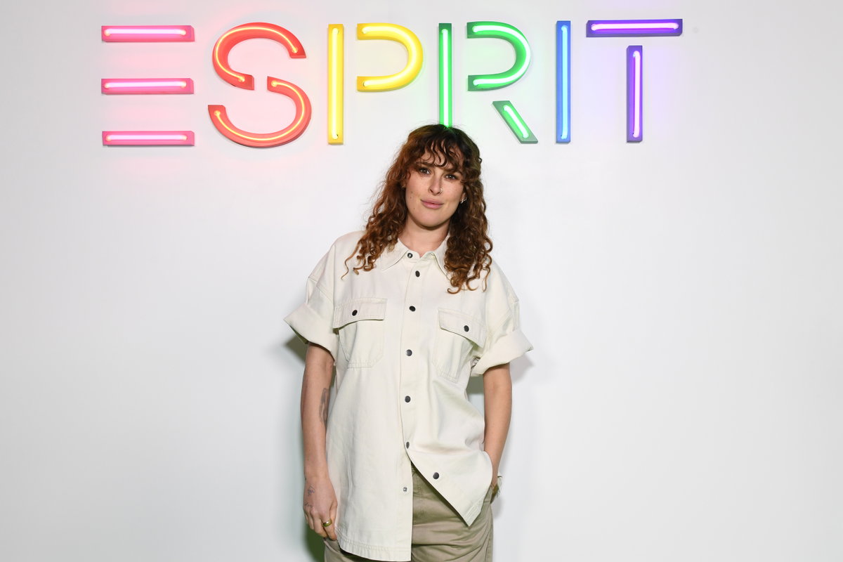 Rumer Willis posiert vor einer weißen Wand.