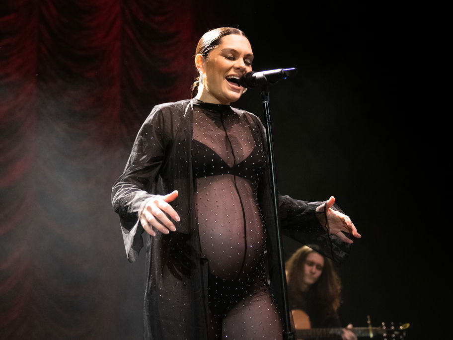 Die Sängerin Jessie J performt auf der Bühne.