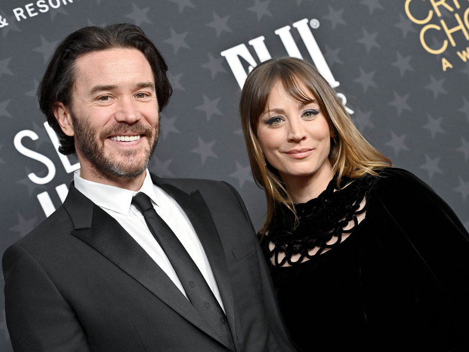Tom Pelphrey und Kaley Cuoco.